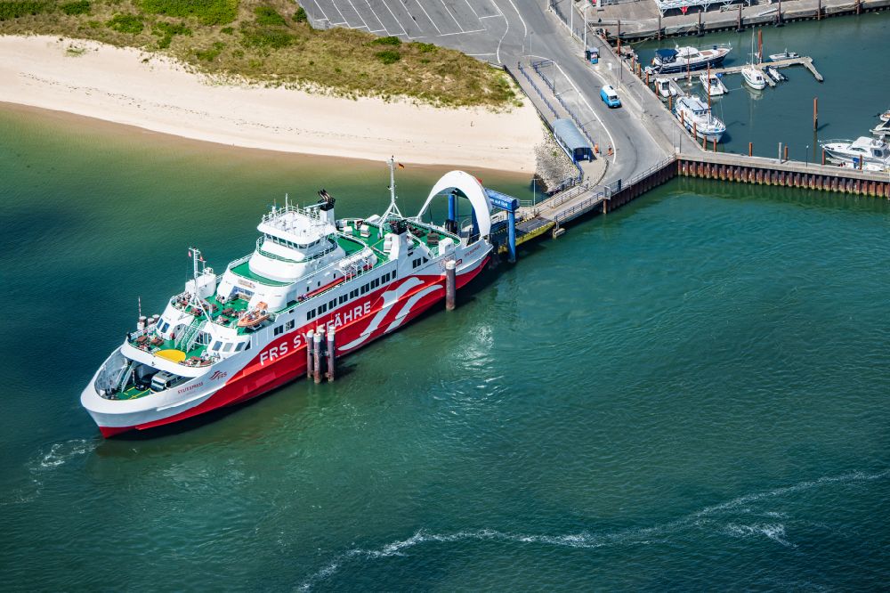 List von oben - Fähr- Schiff der FRS Syltfähre Limassol im Hafen in List auf Sylt im Bundesland Schleswig-Holstein, Deutschland