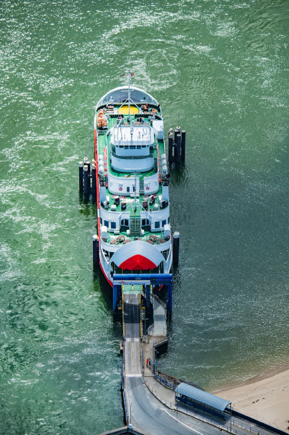 Luftaufnahme List - Fähr- Schiff der FRS Syltfähre Limassol im Hafen in List auf Sylt im Bundesland Schleswig-Holstein, Deutschland