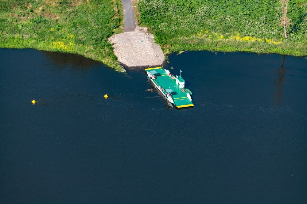 Luftbild Westerhüsen - Fähr- Schiff Gierfähre im Hafen in Westerhüsen Elbe im Bundesland Sachsen-Anhalt, Deutschland