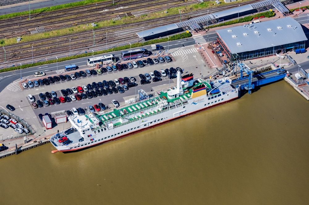 Emden aus der Vogelperspektive: Fähr- Schiff MS Ostfriesland im Hafen in Emden im Bundesland Niedersachsen, Deutschland