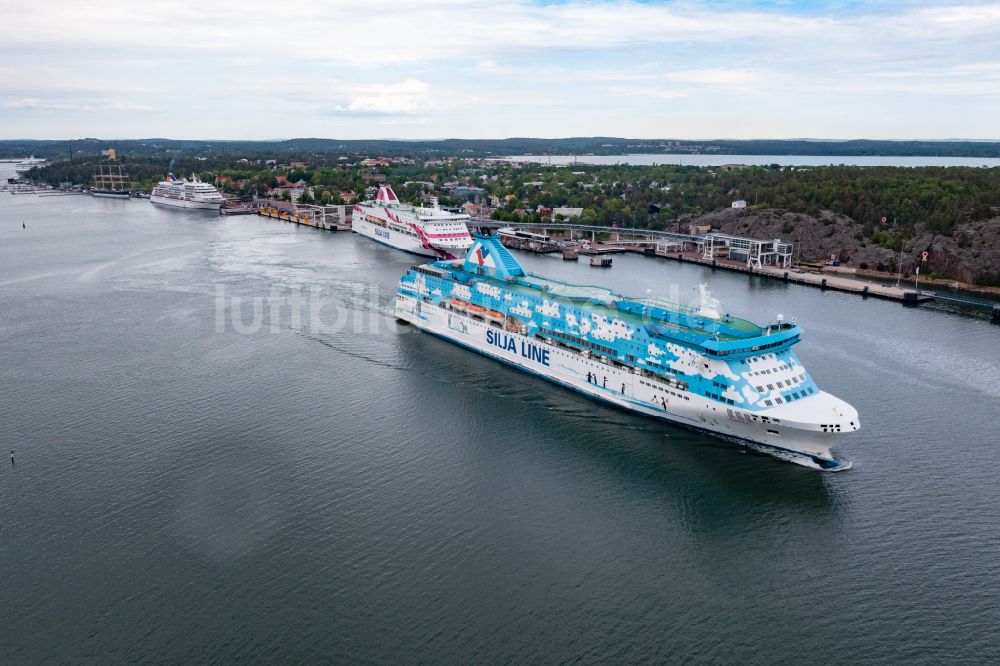 Mariehamn aus der Vogelperspektive: Fähr- Schiff Silja Line Galaxy im Hafen in Mariehamn in Mariehamns stad, Åland