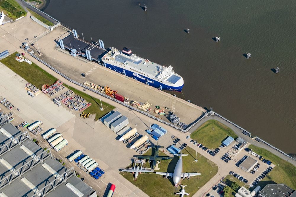 Luftaufnahme Hamburg - Fähranleger für Fährschiffe des Airbus Werks in Finkenwerder im Hafen in Hamburg, Deutschland