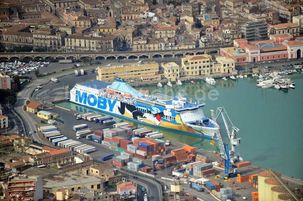 Luftbild Catania Sizilien - Fähre Moby Tommy im Hafen Catania auf Sizilien in Italien