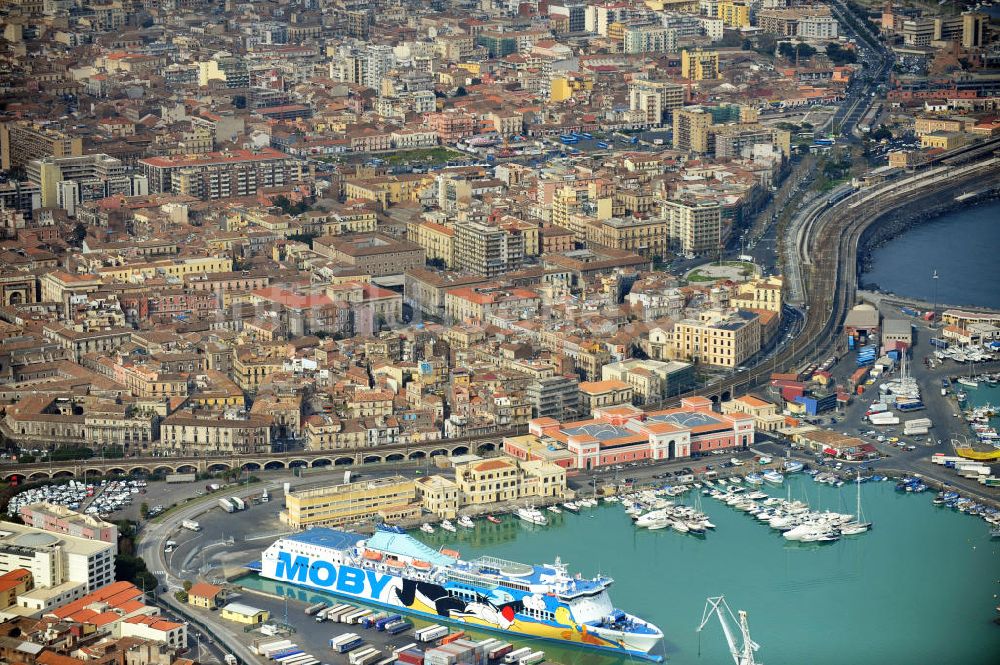 Catania Sizilien von oben - Fähre Moby Tommy im Hafen Catania auf Sizilien in Italien