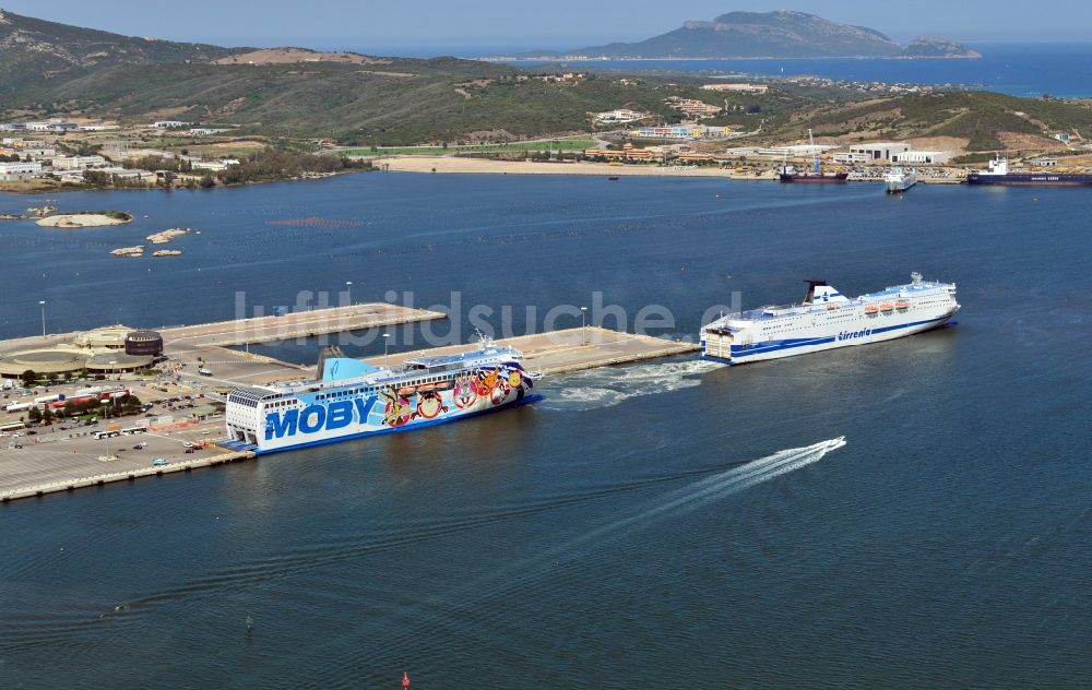 Olbia von oben - Fähren der Unternehmen Moby Lines und Tirrenia in Olbia in der Provinz Olbia-Tempio auf der italienischen Insel Sardinien