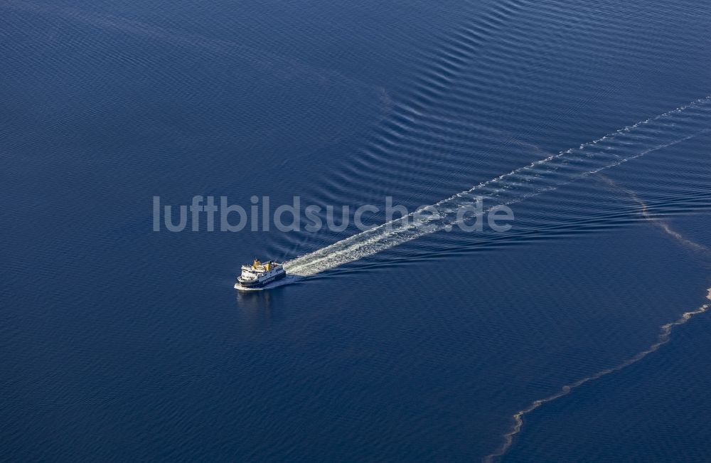 Luftaufnahme Aeroeskoebing - Fährschiff in Fahrt östlich der Insel Aeroe in Aeroeskoebing in Syddanmark, Dänemark