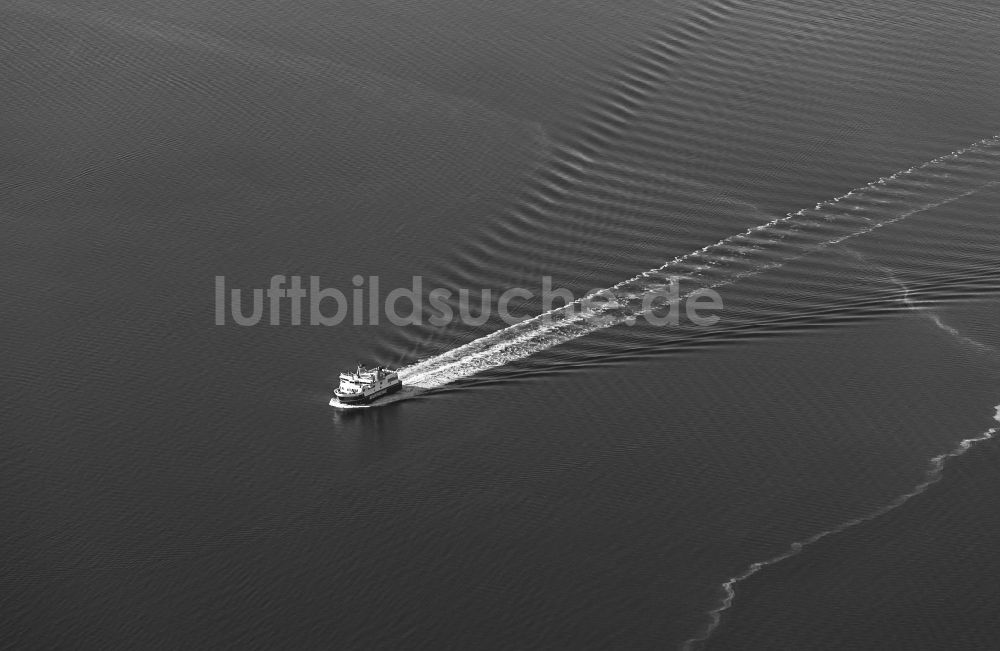 Aeroeskoebing aus der Vogelperspektive: Fährschiff in Fahrt östlich der Insel Aeroe in Aeroeskoebing in Syddanmark, Dänemark