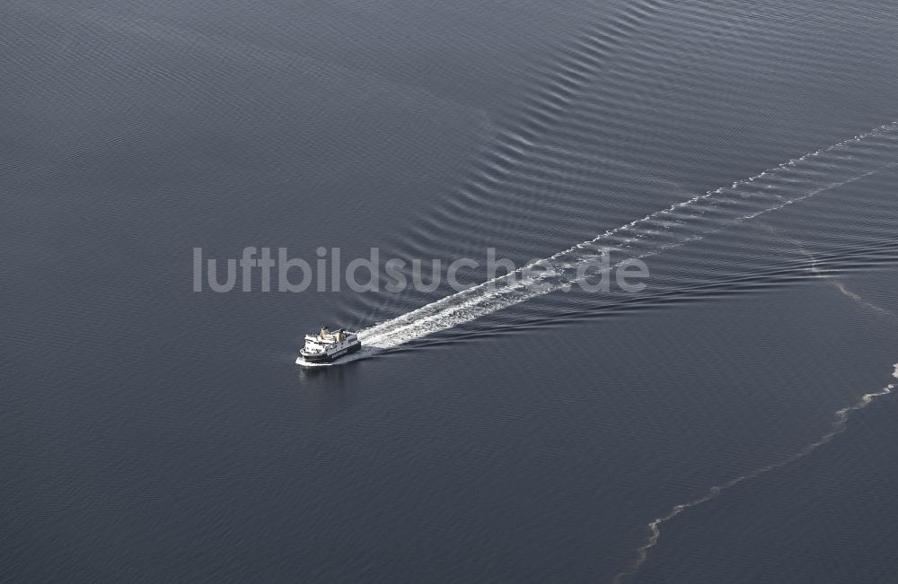 Luftbild Aeroeskoebing - Fährschiff in Fahrt östlich der Insel Aeroe in Aeroeskoebing in Syddanmark, Dänemark