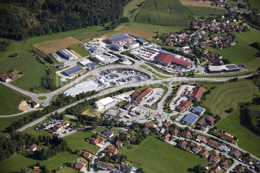 Leoprechting von oben - Firmenansiedlung am Rande von Leoprechting im Bundesland Bayern, Deutschland