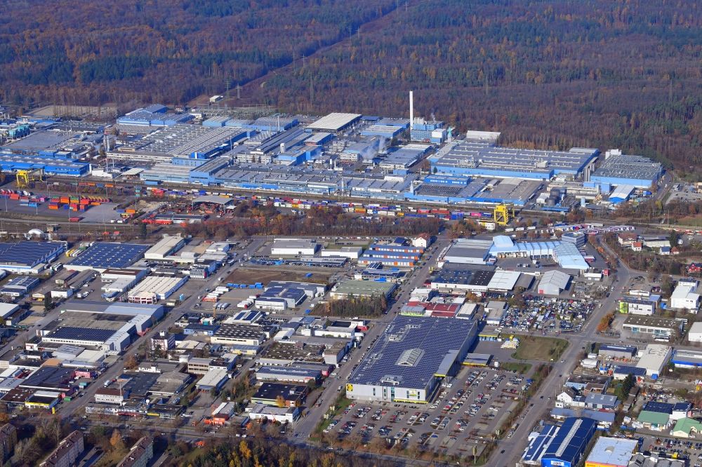 Singen (Hohentwiel) von oben - Firmengelände der Aluminium Anbieters Constellium in Singen (Hohentwiel) im Bundesland Baden-Württemberg, Deutschland