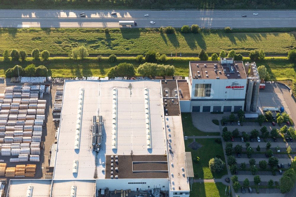 Luftaufnahme Karlsruhe - Firmengelände der aluplast GmbH an der A5 im Ortsteil Durlach in Karlsruhe im Bundesland Baden-Württemberg, Deutschland