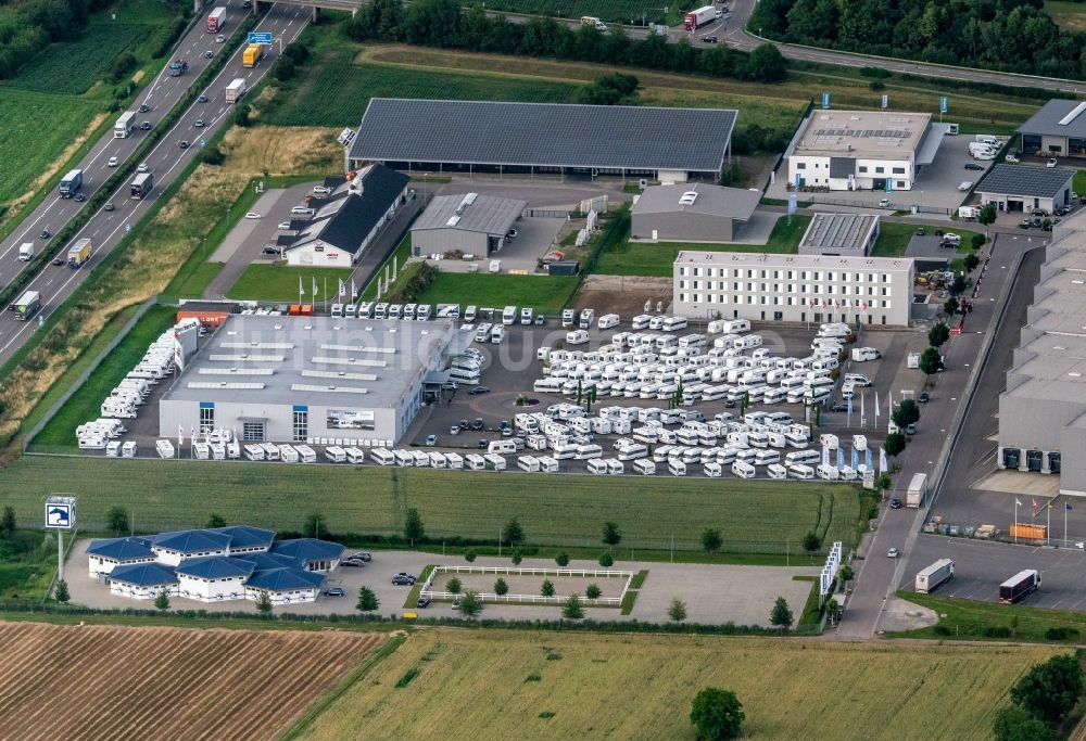 Ettenheim aus der Vogelperspektive: Firmengelände der Ernst- Caravan- u. Freizeit-Center GmbH in Ettenheim im Bundesland Baden-Württemberg, Deutschland