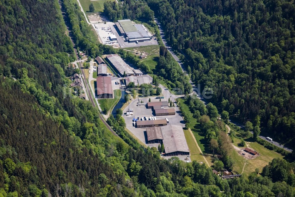 Luftaufnahme Neuenbürg - Firmengelände der Firma Herbstreith & Fox KG in Neuenbürg am Rotenbachkanal im Bundesland Baden-Württemberg, Deutschland