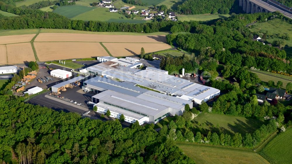 Luftaufnahme Neustadt (Wied) - Firmengelände der Firma Walter Th. Hennecke GmbH in Neustadt (Wied) im Bundesland Rheinland-Pfalz, Deutschland