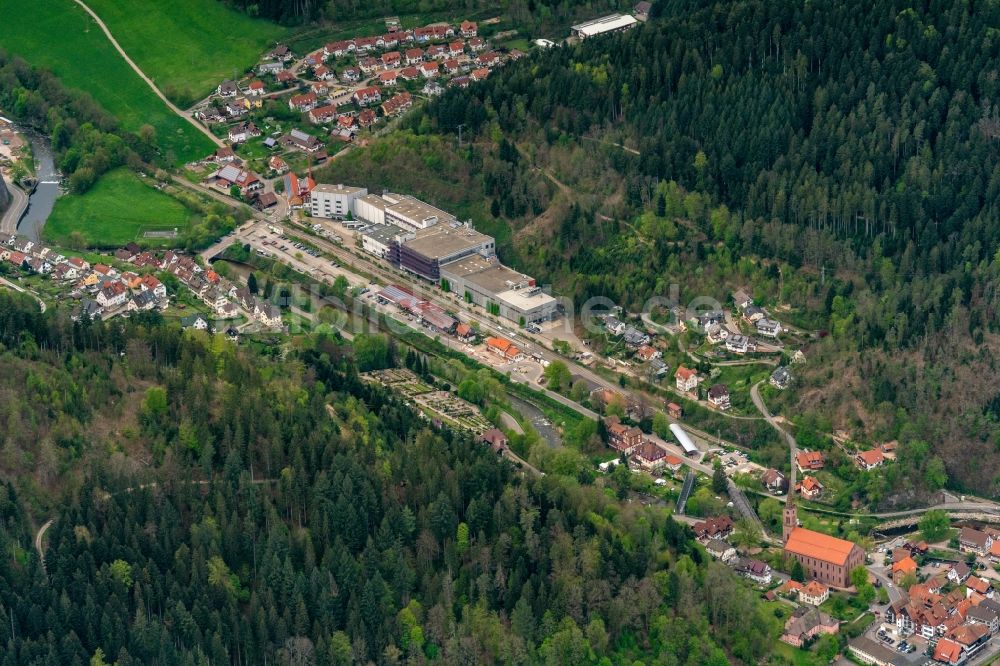 Schiltach aus der Vogelperspektive: Firmengelände der Hansgrohe SE West in Schiltach im Bundesland Baden-Württemberg, Deutschland