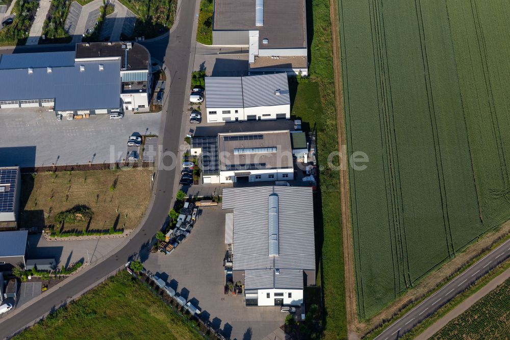 Luftbild Herxheim bei Landau (Pfalz) - Firmengelände von Hellmann Grosshandel und PLAMECO Spanndecken Südpfalz in Herxheim bei Landau (Pfalz) im Bundesland Rheinland-Pfalz, Deutschland