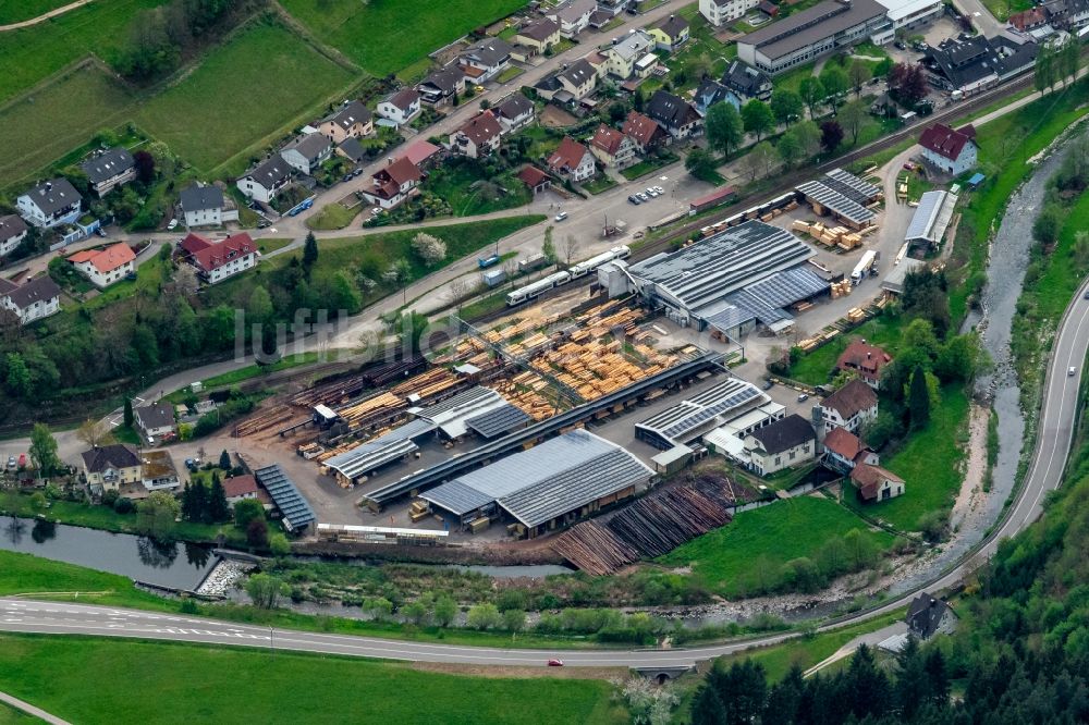 Luftbild Wolfach - Firmengelände der Holzhandel Gebrüder Heinzelmann in Wolfach im Bundesland Baden-Württemberg, Deutschland