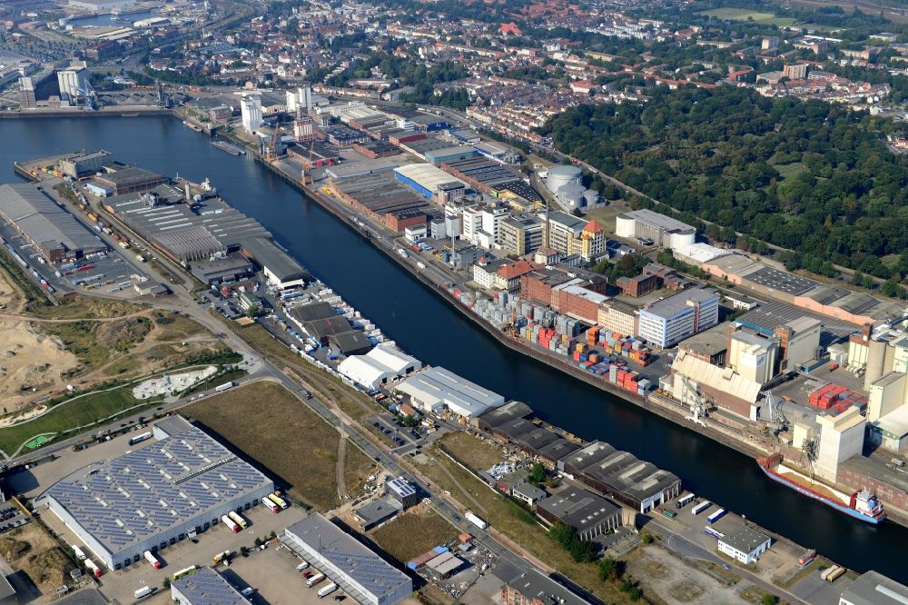 Bremen von oben - Firmengelände von Kaffee HAG mit historischen Gebäuden und Industriegebiet am Holzhafen im Ortsteil Überseestadt in Bremen
