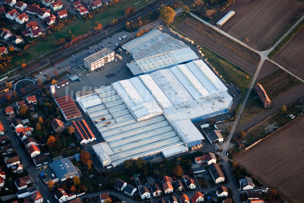 Bellheim von oben - Firmengelände der Kardex Remstar Maschienenbau in Bellheim im Bundesland Rheinland-Pfalz, Deutschland