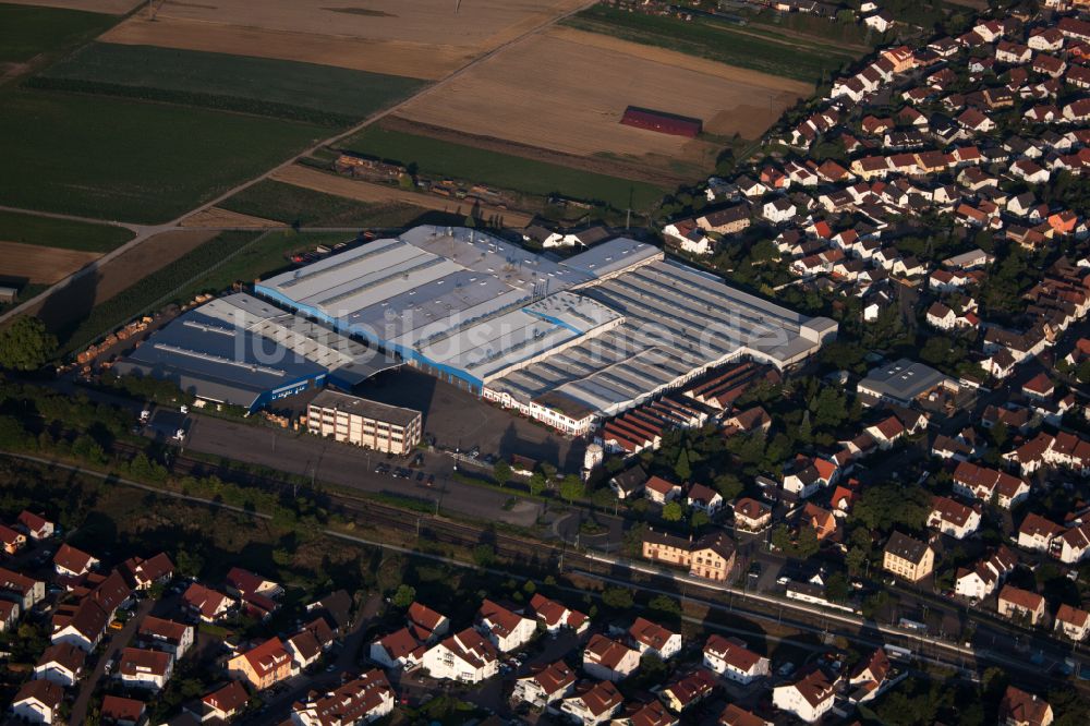 Bellheim aus der Vogelperspektive: Firmengelände der Kardex Remstar Maschienenbau in Bellheim im Bundesland Rheinland-Pfalz, Deutschland