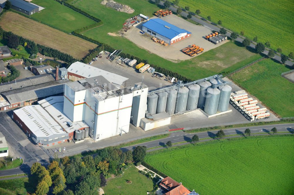 Bawinkel aus der Vogelperspektive: Firmengelände des Landhandels und Kraftfutterwerk der Tihen GmbH & Co KG in Bawinkel / Niedersachsen