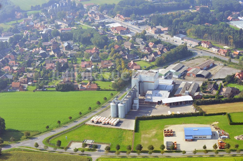 Bawinkel von oben - Firmengelände des Landhandels und Kraftfutterwerk der Tihen GmbH & Co KG in Bawinkel / Niedersachsen