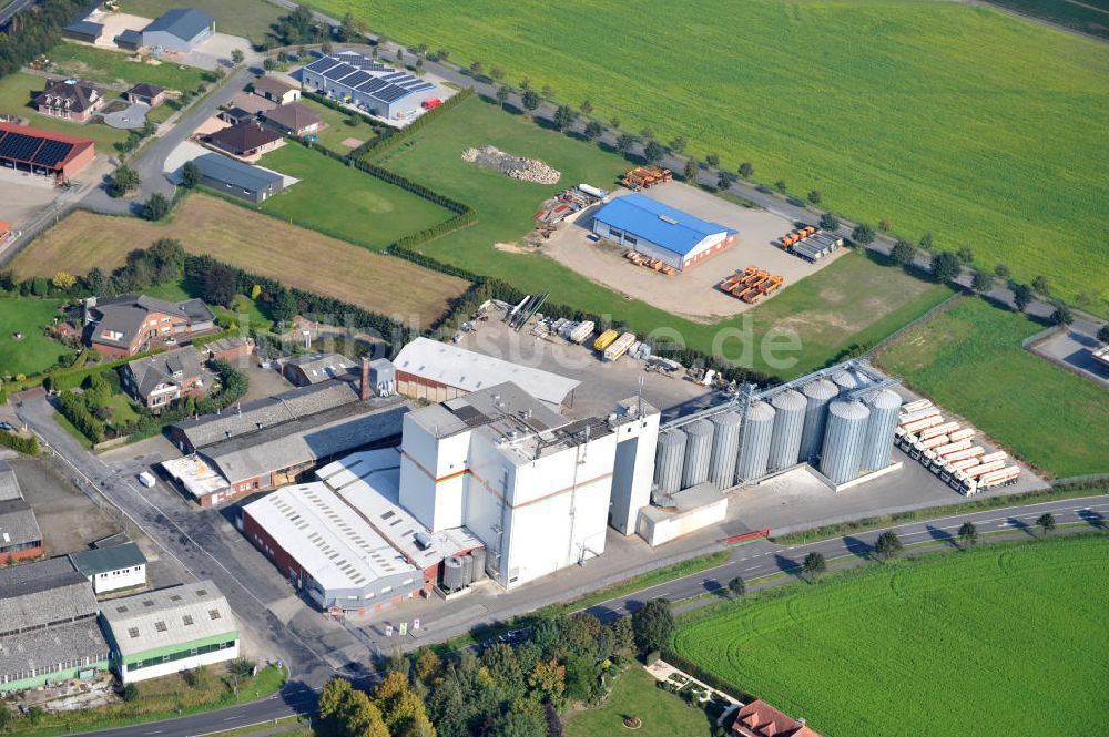Bawinkel aus der Vogelperspektive: Firmengelände des Landhandels und Kraftfutterwerk der Tihen GmbH & Co KG in Bawinkel / Niedersachsen