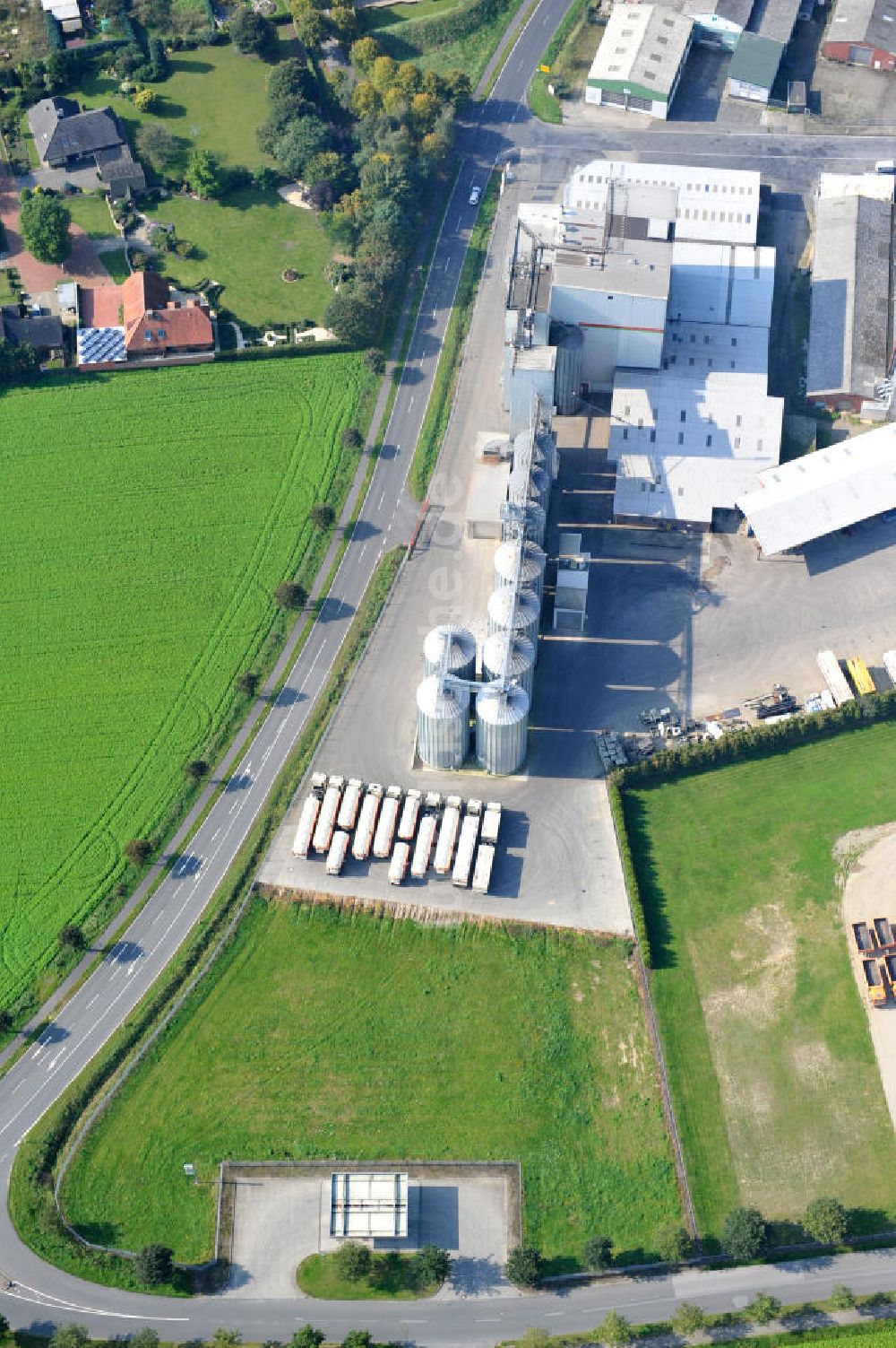 Luftbild Bawinkel - Firmengelände des Landhandels und Kraftfutterwerk der Tihen GmbH & Co KG in Bawinkel / Niedersachsen