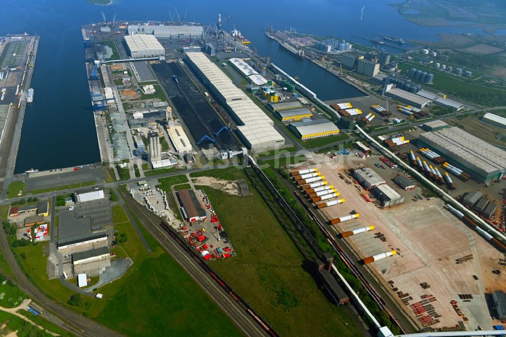 Luftaufnahme Rostock - Firmengelände der Liebherr MCCtec Rostock GmbH am Überseehafen in Rostock im Bundesland Mecklenburg-Vorpommern