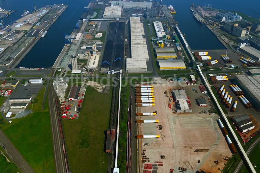 Rostock von oben - Firmengelände der Liebherr MCCtec Rostock GmbH am Überseehafen in Rostock im Bundesland Mecklenburg-Vorpommern