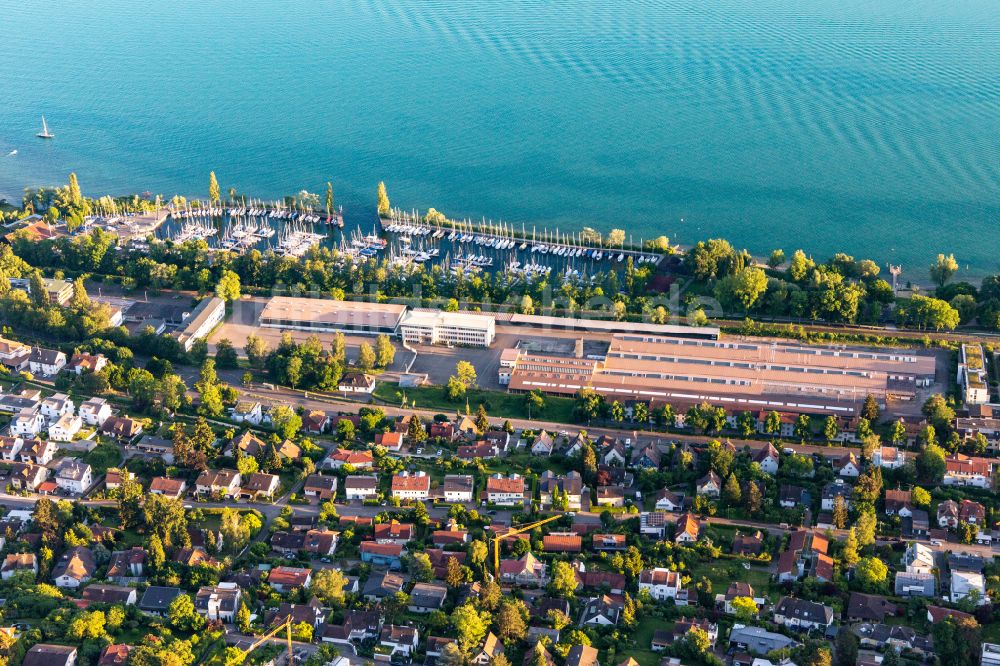 Überlingen von oben - Firmengelände der MTU-Friedrichshafen am Sportboot Hafen Ost in Überlingen im Bundesland Baden-Württemberg, Deutschland