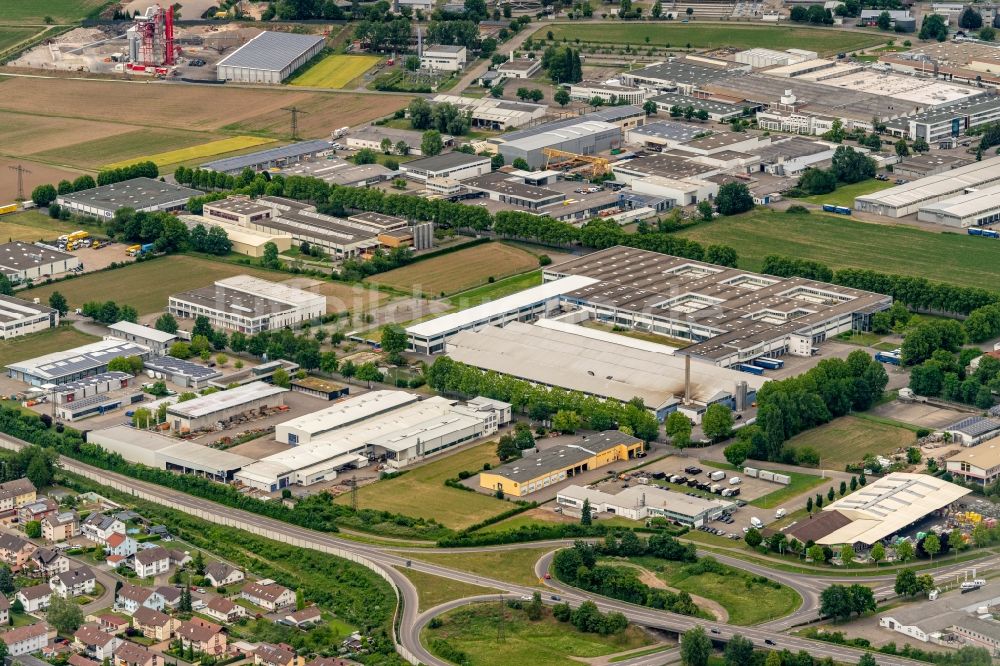 Luftbild Lahr/Schwarzwald - Firmengelände der Nestler Wellpappe GmbH & Co. KGund Gewerbegebiet West in Lahr/Schwarzwald im Bundesland Baden-Württemberg, Deutschland