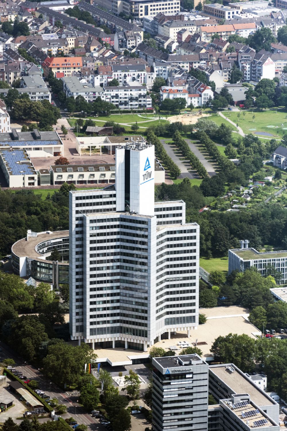 Köln aus der Vogelperspektive: Firmengelände des TÜV Rheinland in Köln im Bundesland Nordrhein-Westfalen, Deutschland