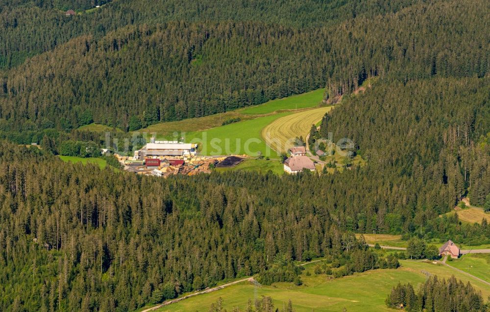 Luftaufnahme Schonach im Schwarzwald - Firmengelände der Rombach Säge- und Hobelwerk mitten im Wald in Schonach im Schwarzwald im Bundesland Baden-Württemberg, Deutschland