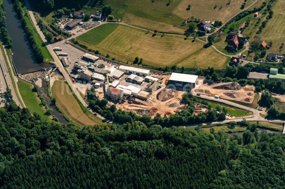 Wolfach von oben - Firmengelände der Sachtleben Bergbau GmbH & Co. KG und Mineralhalde in Wolfach im Bundesland Baden-Württemberg, Deutschland