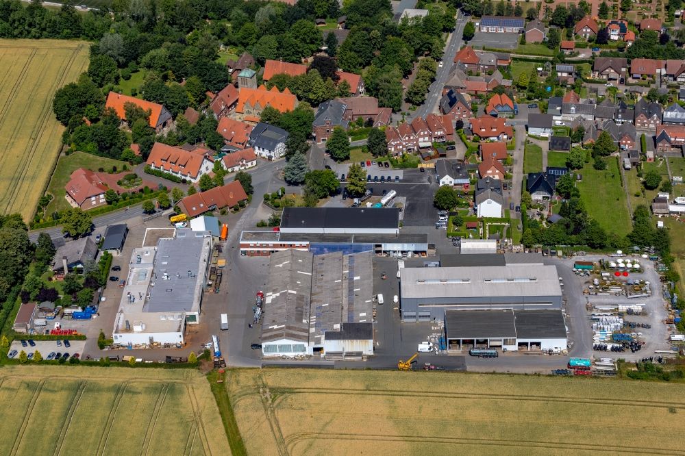 Luftaufnahme Beckum - Firmengelände der SCHRADER-T+A Fahrzeugbau GmbH & Co. KG und der Stövesand-Lackiererei GmbH in Beckum im Bundesland Nordrhein-Westfalen, Deutschland