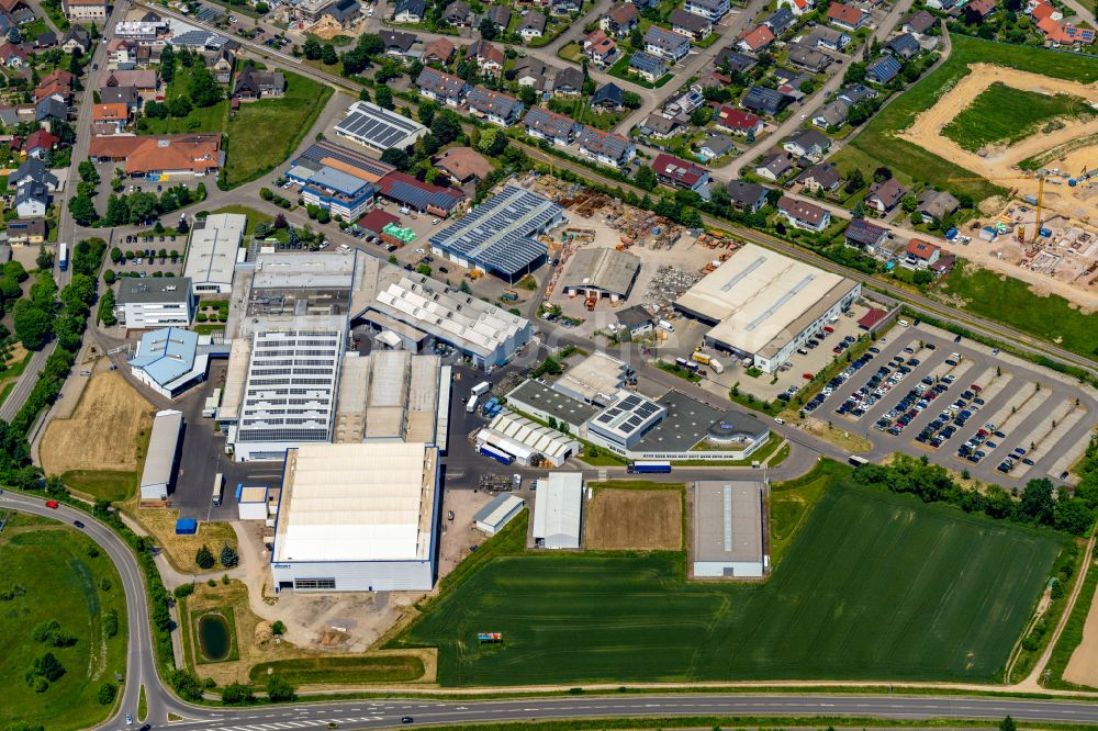 Luftbild Zusenhofen - Firmengelände der Siebdruck Service Welle GmbH und der Ernst Umformtechnik GmbH an der B28 zwischen Zusenhofen und Nussbach im Bundesland Baden-Württemberg, Deutschland