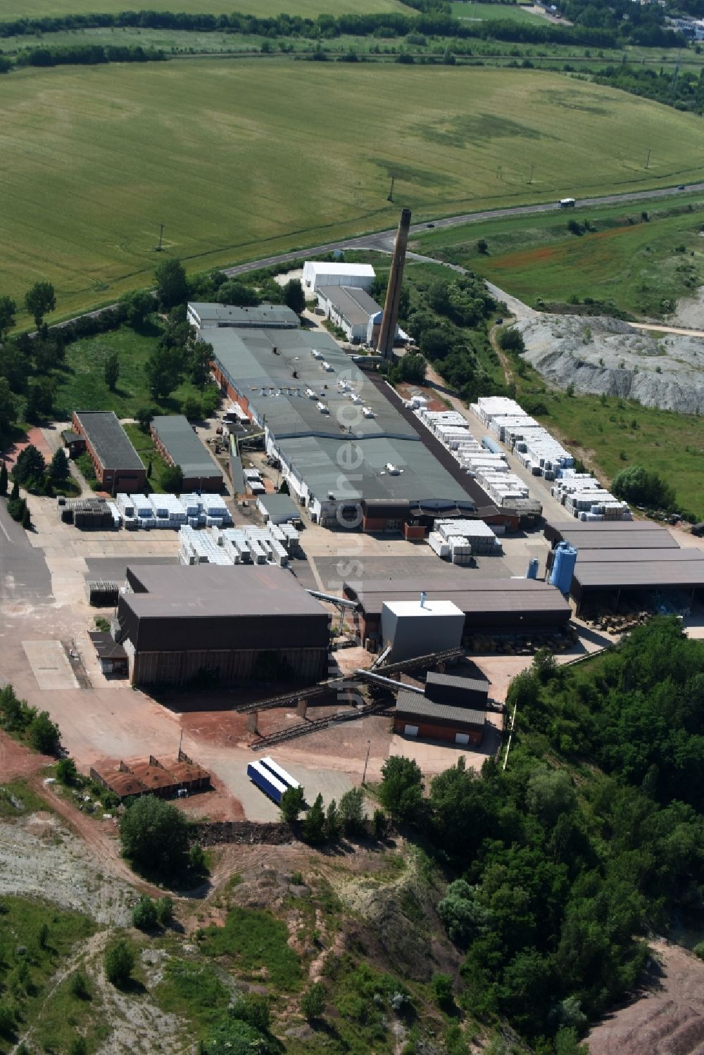 Baalberge von oben - Firmengelände der Wienerberger Ziegelindustrie GmbH in Baalberge im Bundesland Sachsen-Anhalt