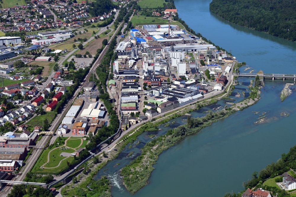 Luftaufnahme Rheinfelden (Baden) - Fischaufstieg am Wasserkraftwerk Rheinfelden am Rhein Ufer beim Betriebsareal der Evonik und in Rheinfelden (Baden) im Bundesland Baden-Württemberg