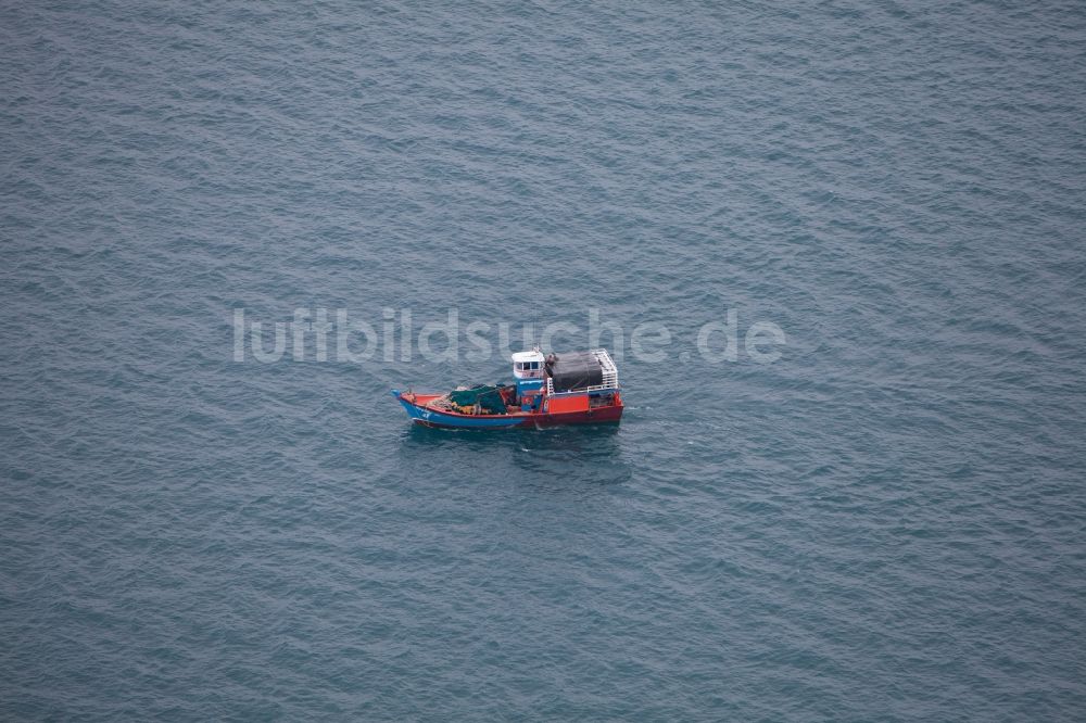 Luftbild Tambon Ko Kaeo - Fischerboot im Andaman Meer vor Phuket, Thailand