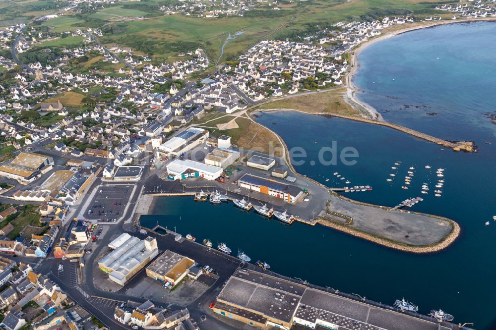 Penmarc'h von oben - Fischerei-Hafenanlagen an der Meeres- Küste der Finistere in Penmarc'h in Bretagne, Frankreich