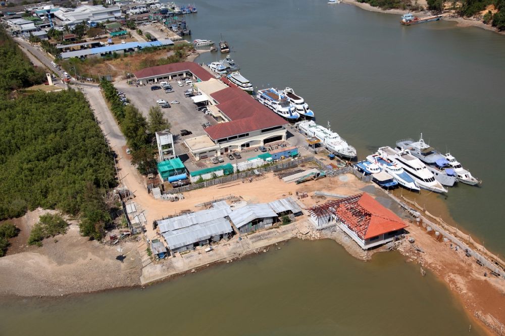 Ratsada von oben - Fischereihafen von Ratsada auf der Insel Phuket in Thailand