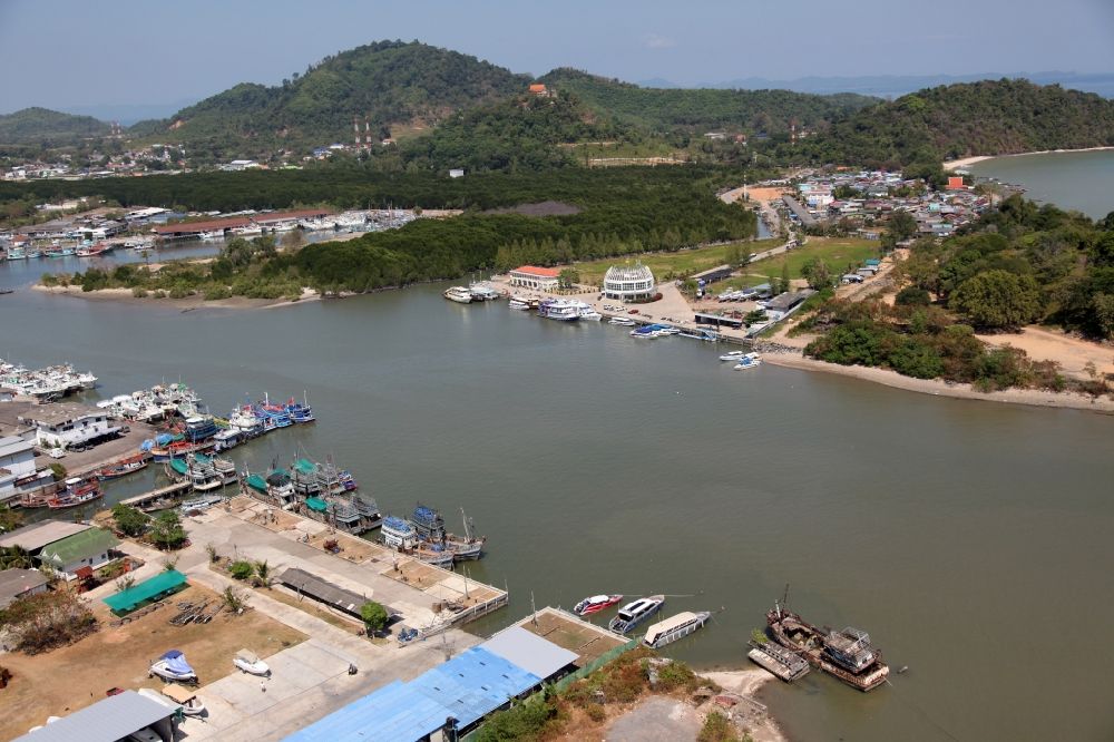 Luftaufnahme Ratsada - Fischereihafen von Ratsada auf der Insel Phuket in Thailand