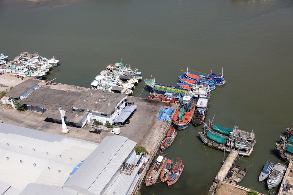 Ratsada von oben - Fischereihafen von Ratsada auf der Insel Phuket in Thailand