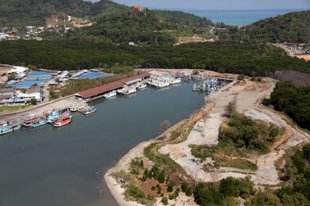 Luftaufnahme Ratsada - Fischereihafen von Ratsada auf der Insel Phuket in Thailand