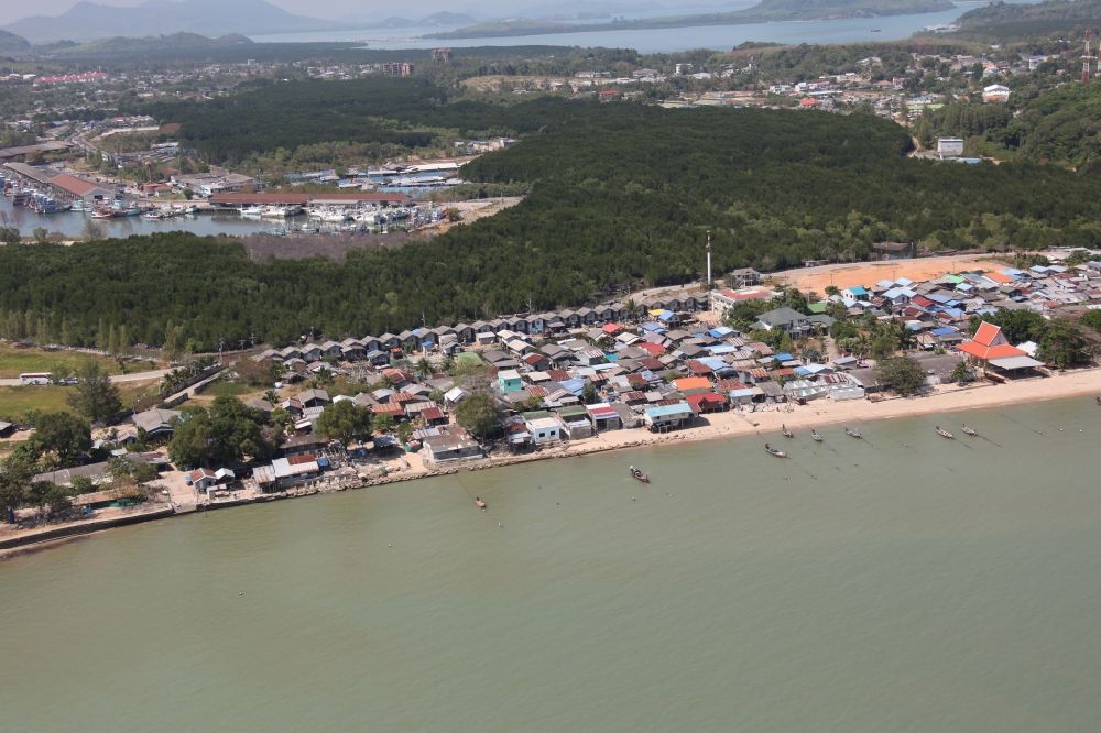 Luftaufnahme Ratsada - Fischerhütten am Stadtrand von Ratsada auf der Insel Phuket in Thailand
