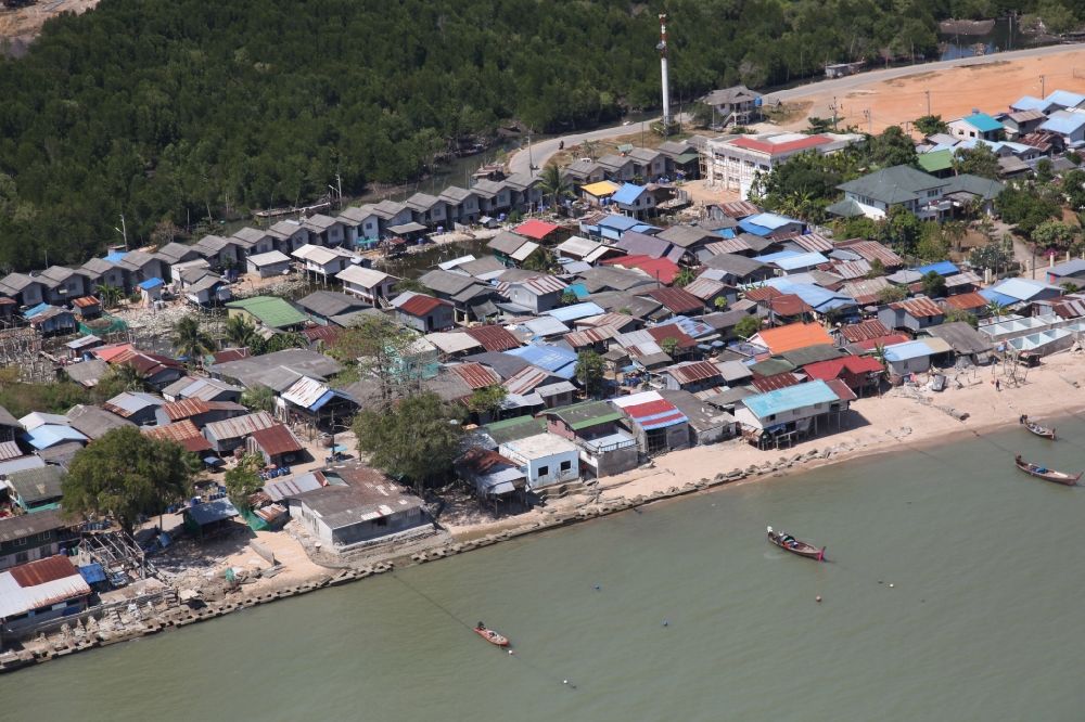 Ratsada aus der Vogelperspektive: Fischerhütten am Stadtrand von Ratsada auf der Insel Phuket in Thailand