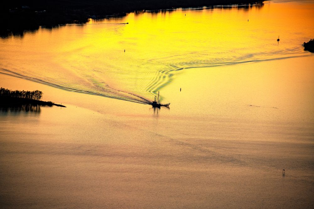 Luftbild Jork - Fischfang - Schiff Der Elbfischer in Fahrt auf der Elbe im Sonnenuntergang im Ortsteil Wisch in Jork im Bundesland Niedersachsen, Deutschland
