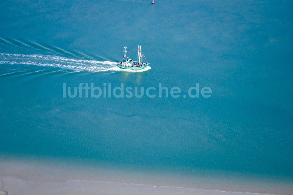 Luftaufnahme Neuharlingersiel - Fischfang - Schiff in Fahrt auf der Nordsee in Neuharlingersiel im Bundesland Niedersachsen, Deutschland