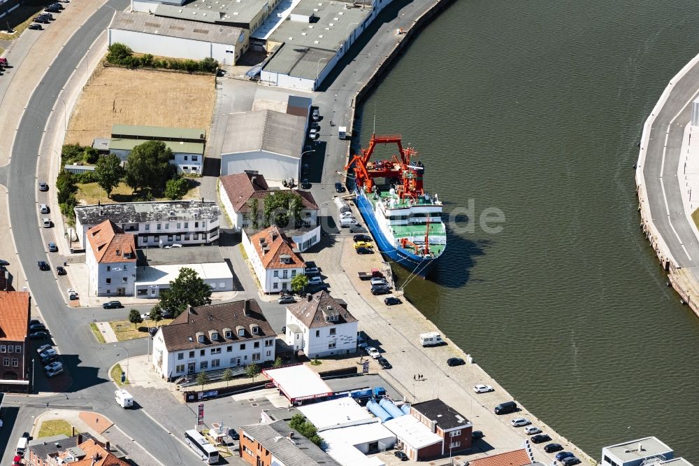 Luftaufnahme Bremerhaven - Fischfang Schiff im Hafen in Bremerhaven im Bundesland Bremen, Deutschland
